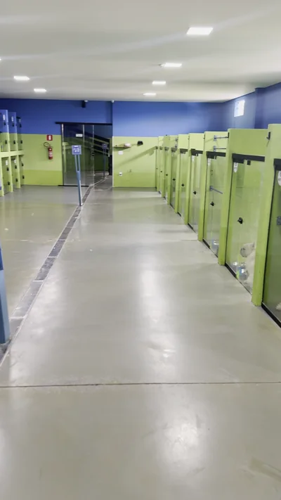 Corredor central do hotel pet com as suítes climatizadas dos dois lados