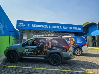 Fachada da Dog School Academy com o veículo da equipe